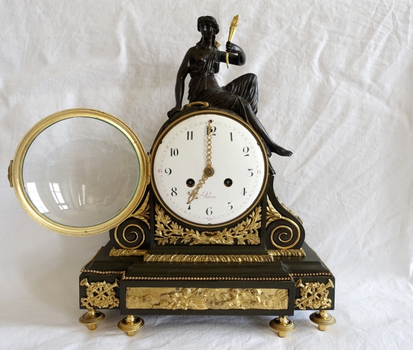 Pendule en bronze patiné et doré d'époque Louis XVI - allégorie de l'amour, fin XVIIIe siècle