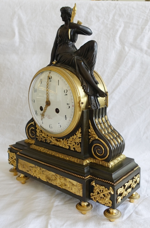 Pendule en bronze patiné et doré d'époque Louis XVI - allégorie de l'amour, fin XVIIIe siècle