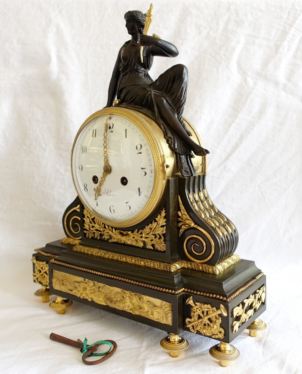 Pendule en bronze patiné et doré d'époque Louis XVI - allégorie de l'amour, fin XVIIIe siècle