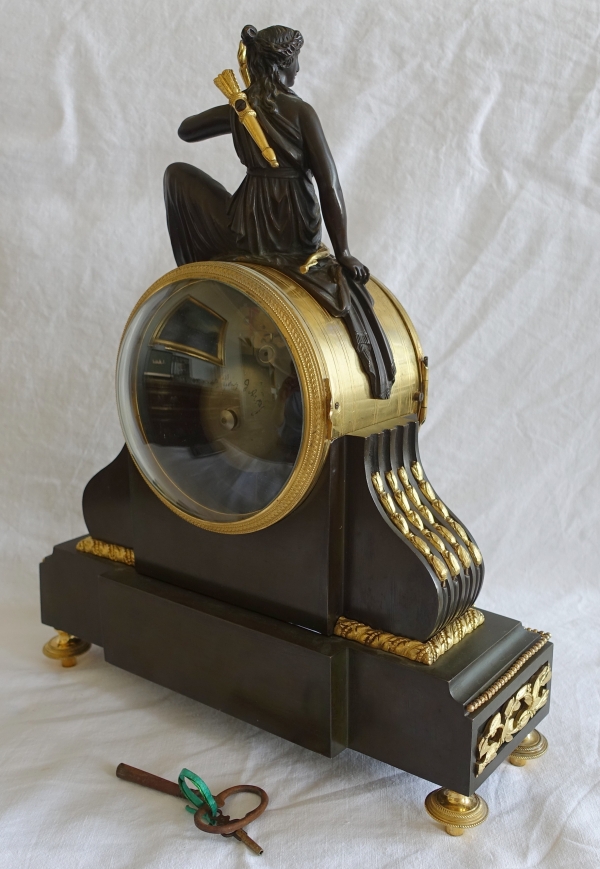 Pendule en bronze patiné et doré d'époque Louis XVI - allégorie de l'amour, fin XVIIIe siècle