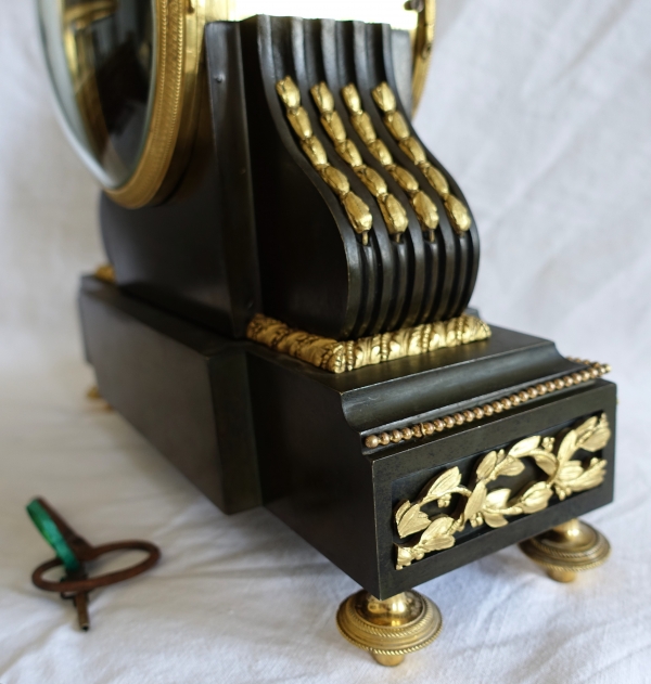 Pendule en bronze patiné et doré d'époque Louis XVI - allégorie de l'amour, fin XVIIIe siècle