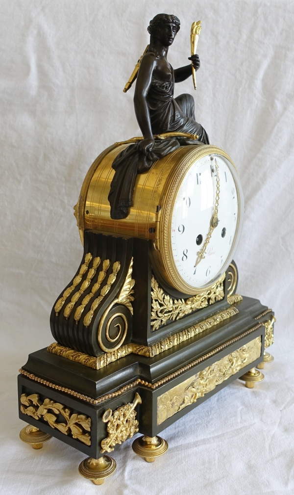 Pendule en bronze patiné et doré d'époque Louis XVI - allégorie de l'amour, fin XVIIIe siècle