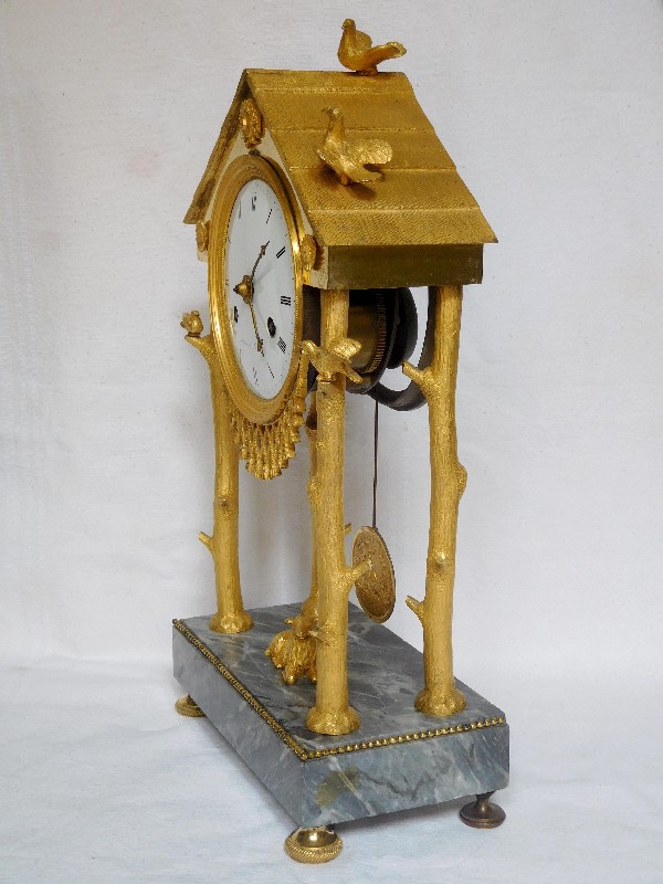 Insolite pendule à la Chaumière en bronze doré, époque Empire