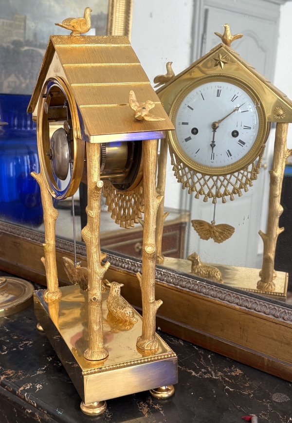 Pendule à la Chaumière en bronze ciselé et doré en mat et brillant - époque Empire Restauration