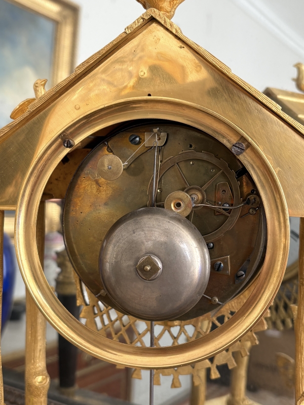 Pendule à la Chaumière en bronze ciselé et doré en mat et brillant - époque Empire Restauration