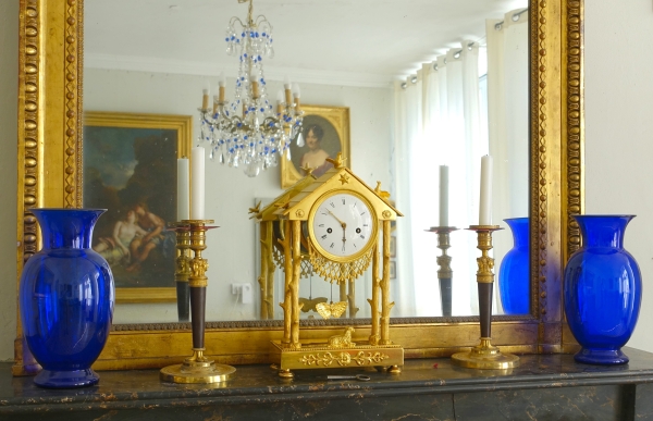 Pendule à la Chaumière en bronze ciselé et doré en mat et brillant - époque Empire Restauration