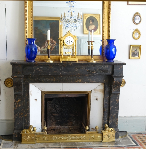 Pendule à la Chaumière en bronze ciselé et doré en mat et brillant - époque Empire Restauration