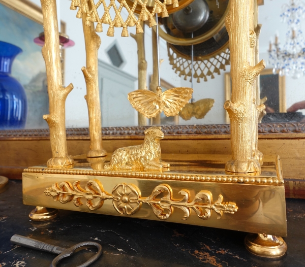 Pendule à la Chaumière en bronze ciselé et doré en mat et brillant - époque Empire Restauration