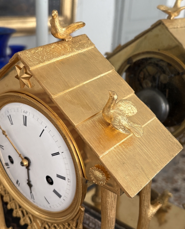 Pendule à la Chaumière en bronze ciselé et doré en mat et brillant - époque Empire Restauration