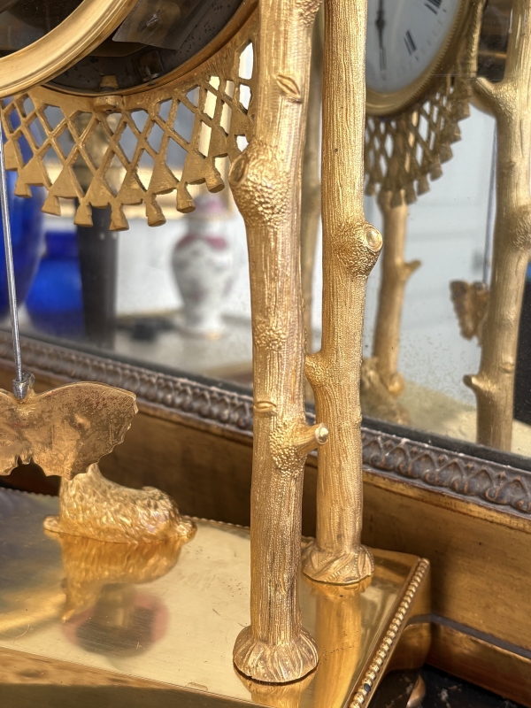 Pendule à la Chaumière en bronze ciselé et doré en mat et brillant - époque Empire Restauration