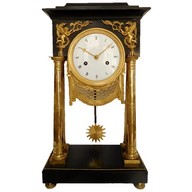 Pendule portique en marbre et bronze doré d'époque Consulat (fin XVIIIe siècle)