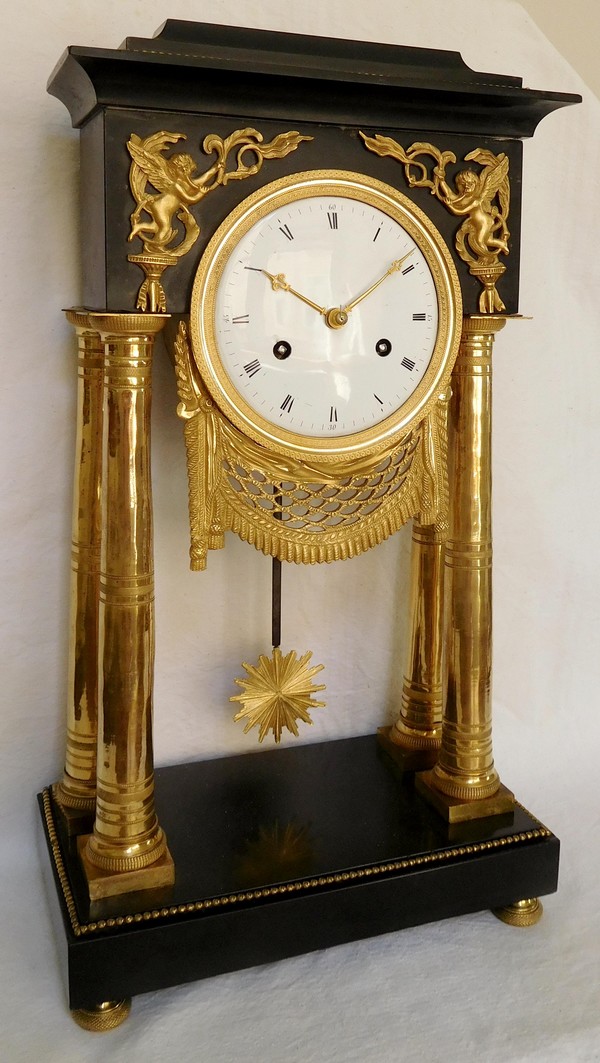 Pendule portique en marbre et bronze doré d'époque Consulat (fin XVIIIe siècle)