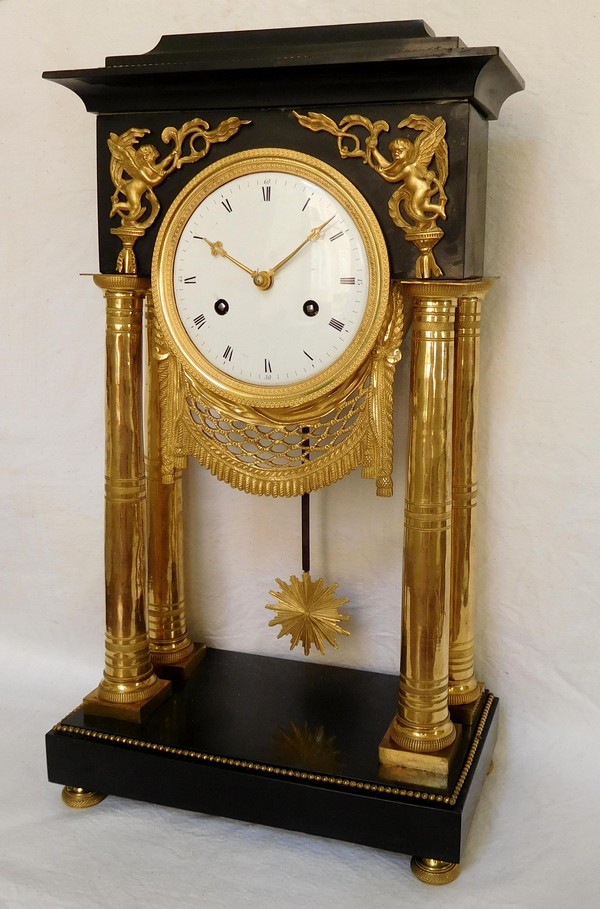 Pendule portique en marbre et bronze doré d'époque Consulat (fin XVIIIe siècle)