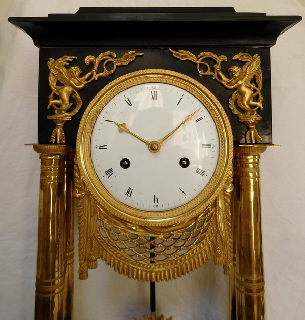 Pendule portique en marbre et bronze doré d'époque Consulat (fin XVIIIe siècle)