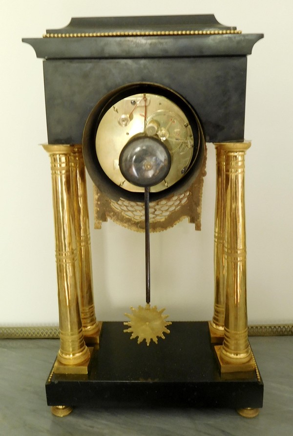 Pendule portique en marbre et bronze doré d'époque Consulat (fin XVIIIe siècle)