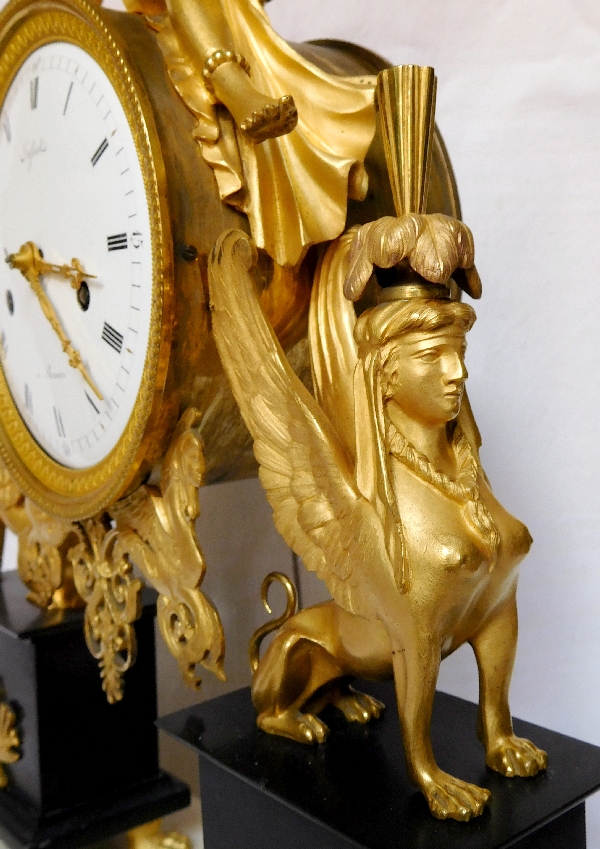 Pendule à la bacchante et sphinges en marbre et bronze doré au mercure - Louis XVI Directoire