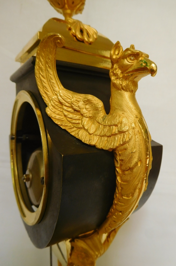 Pendule vase dite à l'écusson en bronze patiné et doré, époque Directoire ou Consulat 