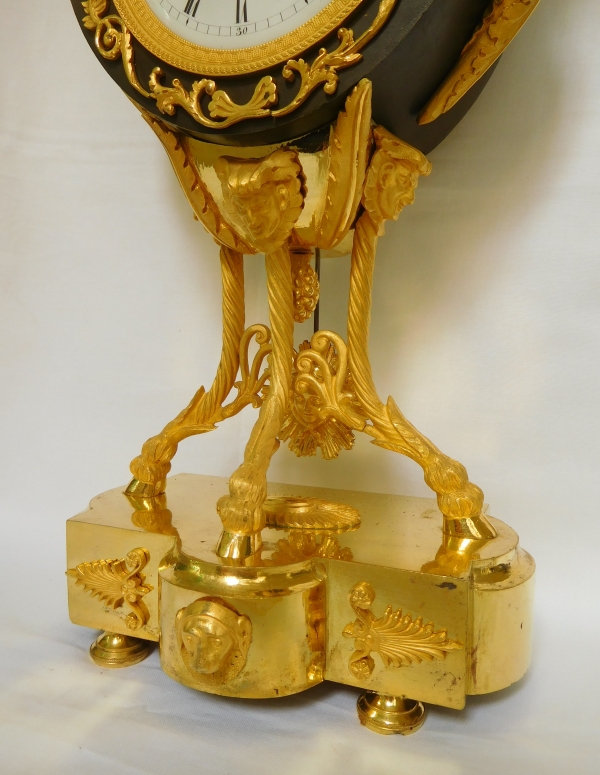 Pendule vase dite à l'écusson en bronze patiné et doré, époque Directoire ou Consulat 