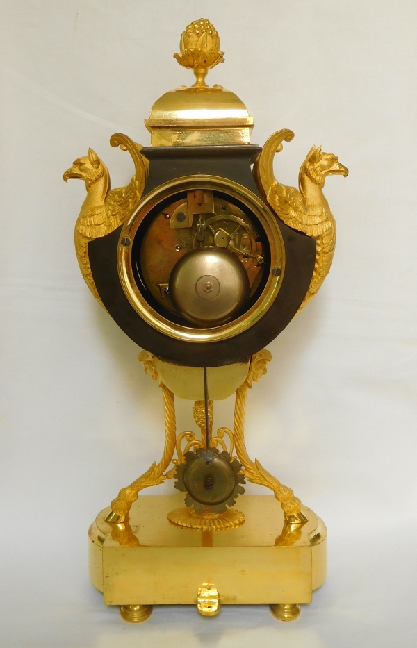 Pendule vase dite à l'écusson en bronze patiné et doré, époque Directoire ou Consulat 