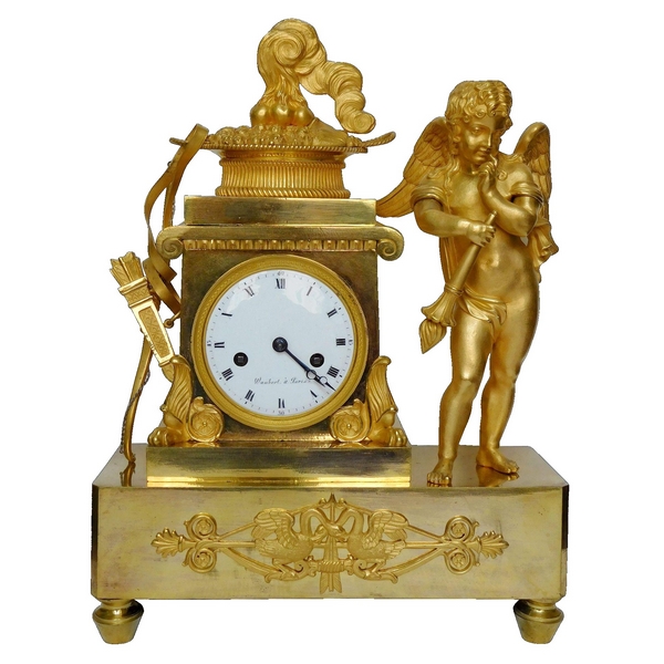 Pendule d'époque Empire en bronze ciselé et doré, allégorie de l'Amour qui embrase les coeurs