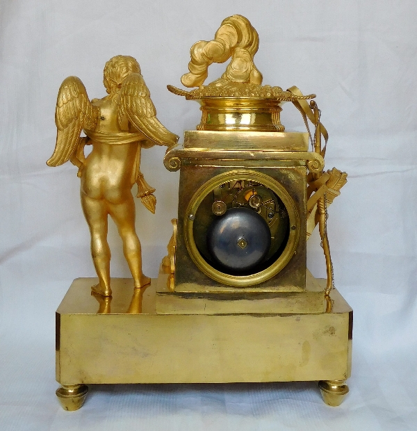 Pendule d'époque Empire en bronze ciselé et doré, allégorie de l'Amour qui embrase les coeurs