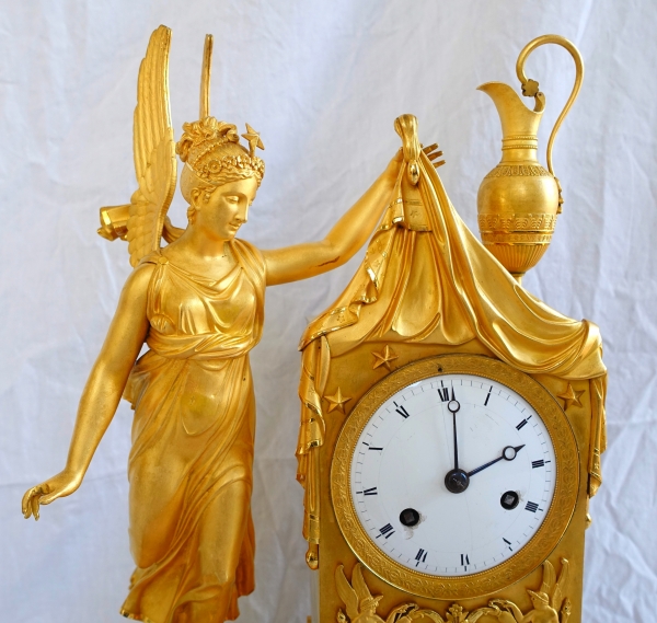 Pendule en bronze ciselé et doré d'époque Empire - allégorie du lever du jour ou le matin