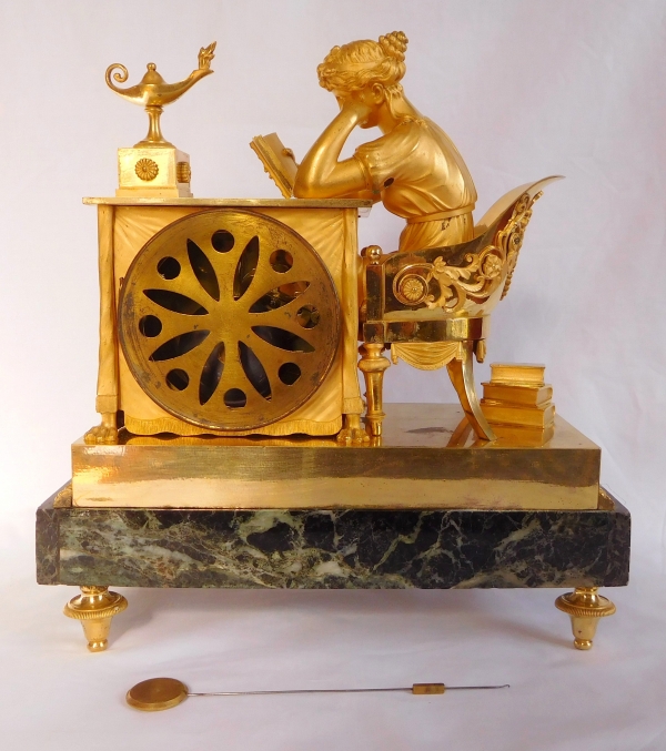 Pendule La Liseuse, d'après Reiche par Claude Galle & Champion, bronze doré, époque Empire