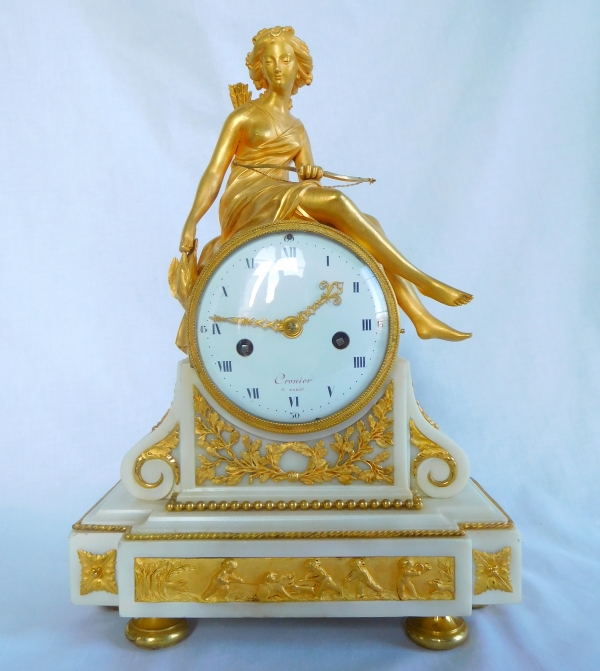 Pendule d'époque Louis XVI en marbre et bronze doré : Diane chasseresse - Cronier à Paris