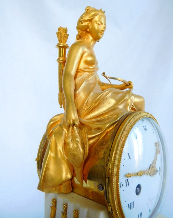 Pendule d'époque Louis XVI en marbre et bronze doré : Diane chasseresse - Cronier à Paris