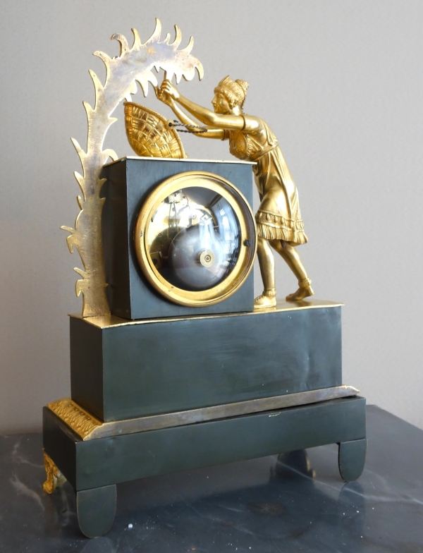 La récolte du Cacao - pendule Empire en bronze patiné et doré d'époque Restauration