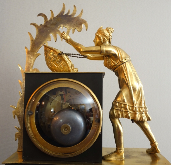 La récolte du Cacao - pendule Empire en bronze patiné et doré d'époque Restauration