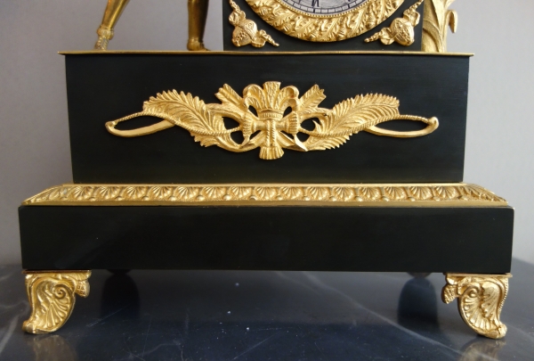 La récolte du Cacao - pendule Empire en bronze patiné et doré d'époque Restauration