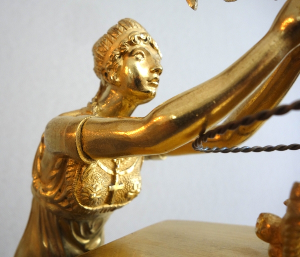 La récolte du Cacao - pendule Empire en bronze patiné et doré d'époque Restauration