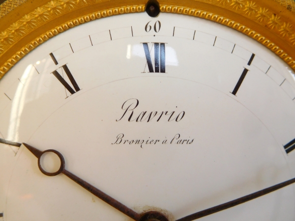 Ravrio : pendule d'époque Empire en bronze patiné et doré au mercure - signée