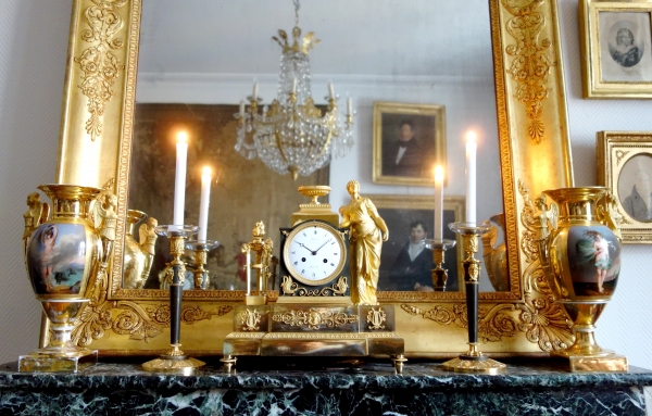 Ravrio : Empire patinated bronze and ormolu clock, mercury gilt, early 19th century - signed