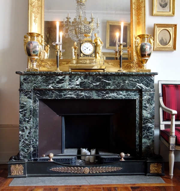 Ravrio : Empire patinated bronze and ormolu clock, mercury gilt, early 19th century - signed