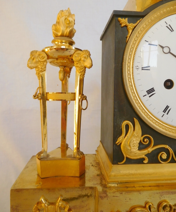 Ravrio : Empire patinated bronze and ormolu clock, mercury gilt, early 19th century - signed