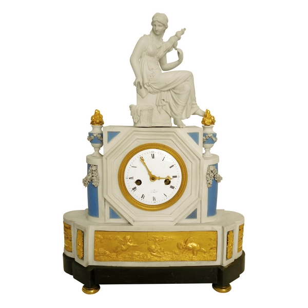 Pendule en biscuit et bronze doré d'époque Directoire : La Fileuse - allégorie du destin