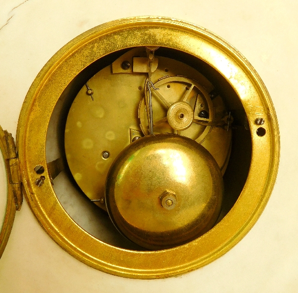 Pendule en biscuit et bronze doré d'époque Directoire : La Fileuse - allégorie du destin