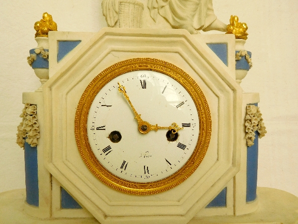 Pendule en biscuit et bronze doré d'époque Directoire : La Fileuse - allégorie du destin