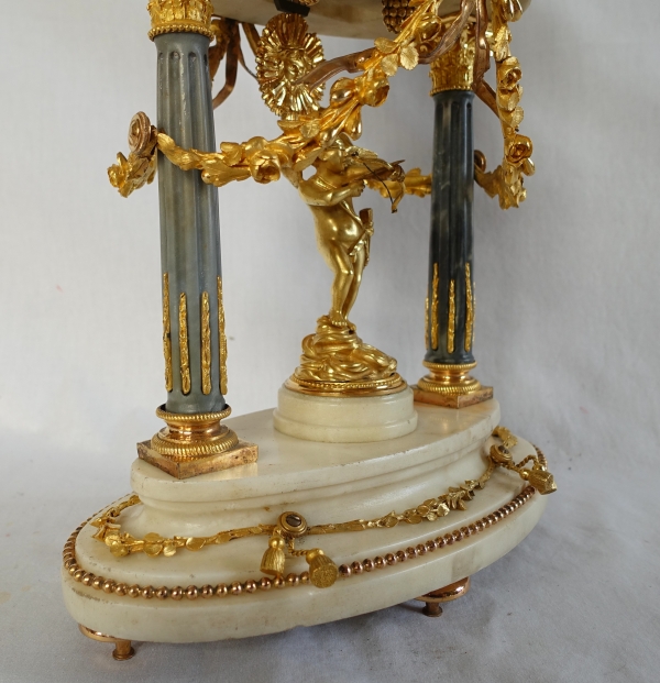 Louis XVI mantel clock and its dome - late 18th century