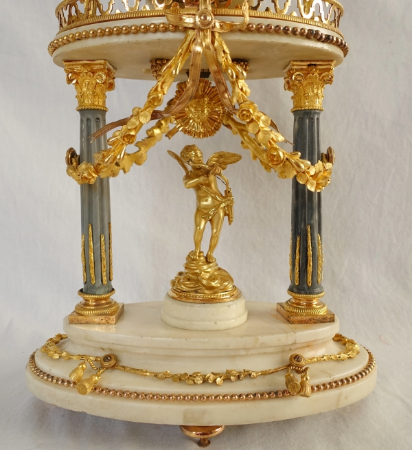 Louis XVI mantel clock and its dome - late 18th century