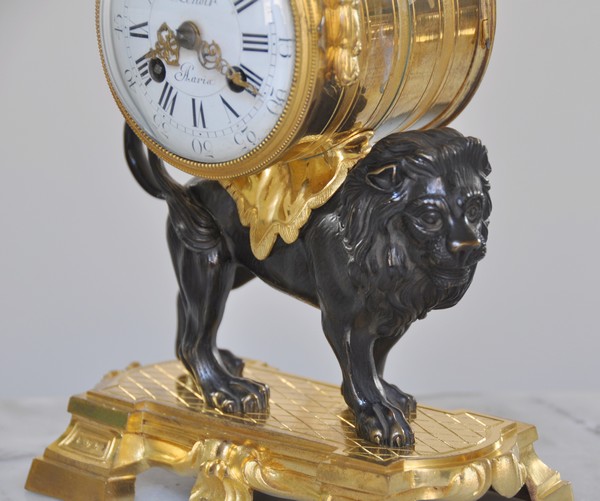 Pendule au lion de style Louis XVI en bronze doré et patiné