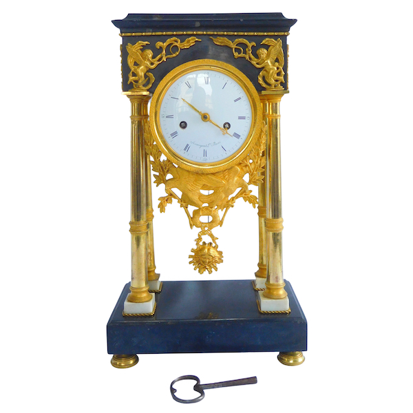 Pendule portique en marbre et bronze doré d'époque Consulat vers 1800-1805