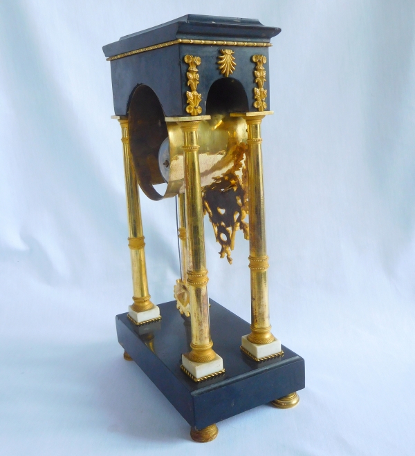 Pendule portique en marbre et bronze doré d'époque Consulat vers 1800-1805