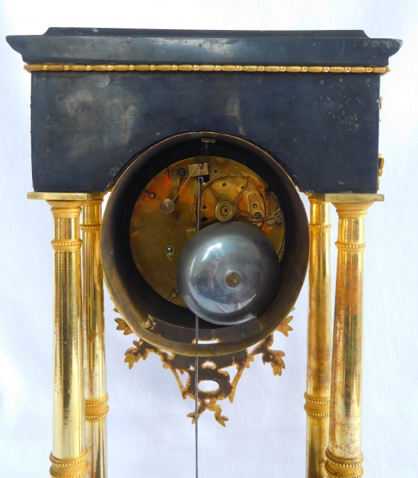 Pendule portique en marbre et bronze doré d'époque Consulat vers 1800-1805