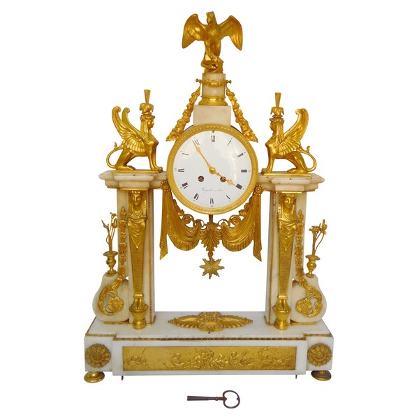 Pendule portique Empire Consulat en bronze doré et marbre - 63cm