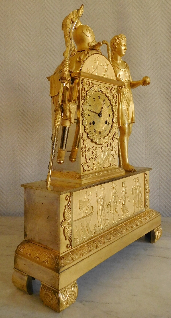 Grande pendule Empire en bronze doré au mercure, mythologie de la pomme d'or / Guerre de Troie