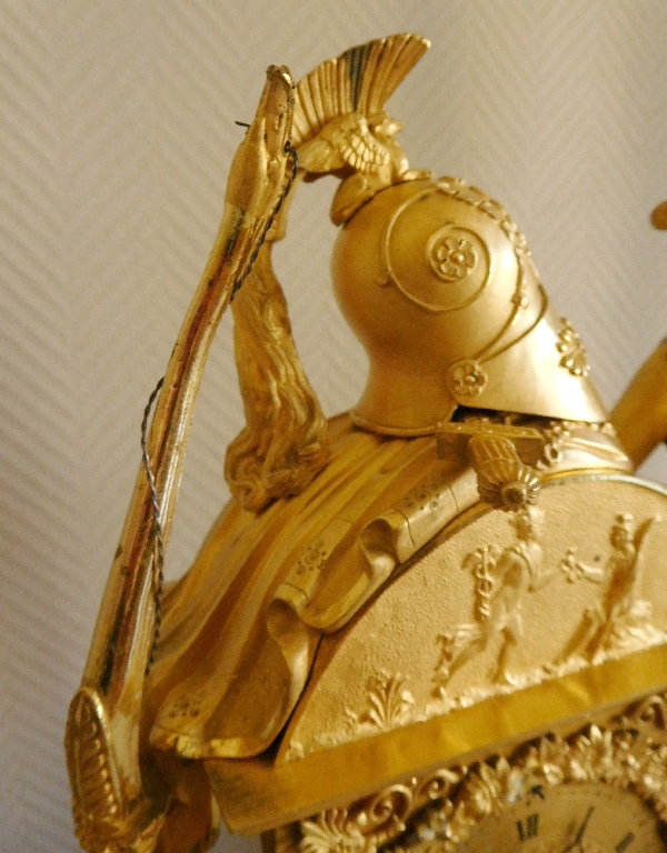 Grande pendule Empire en bronze doré au mercure, mythologie de la pomme d'or / Guerre de Troie