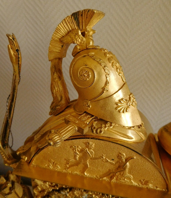 Grande pendule Empire en bronze doré au mercure, mythologie de la pomme d'or / Guerre de Troie